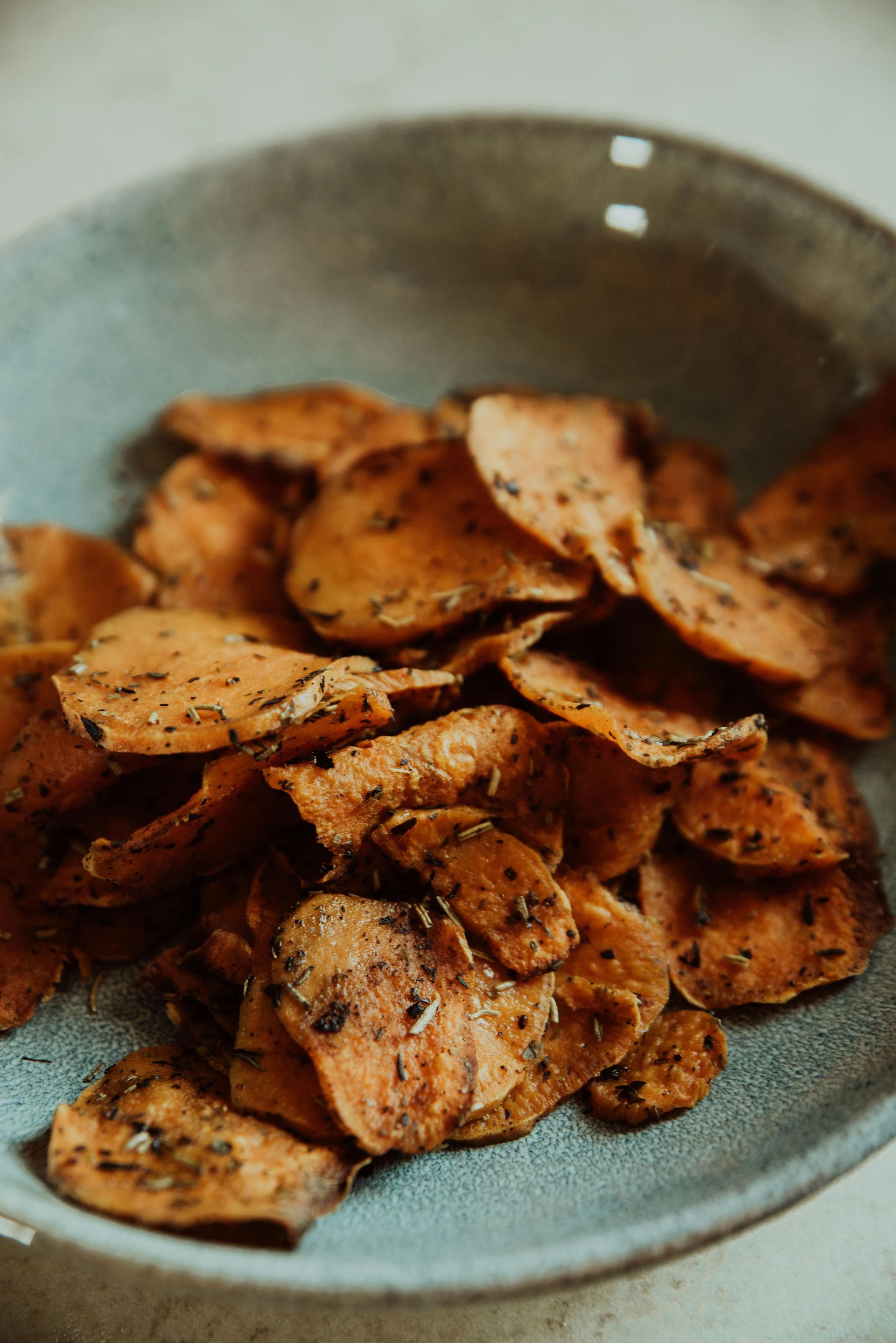 “Knusprige Kartoffelschalenchips: lecker, und einfach. Perfekt für Partys oder gemütliche Abende – nachhaltig genießen!”