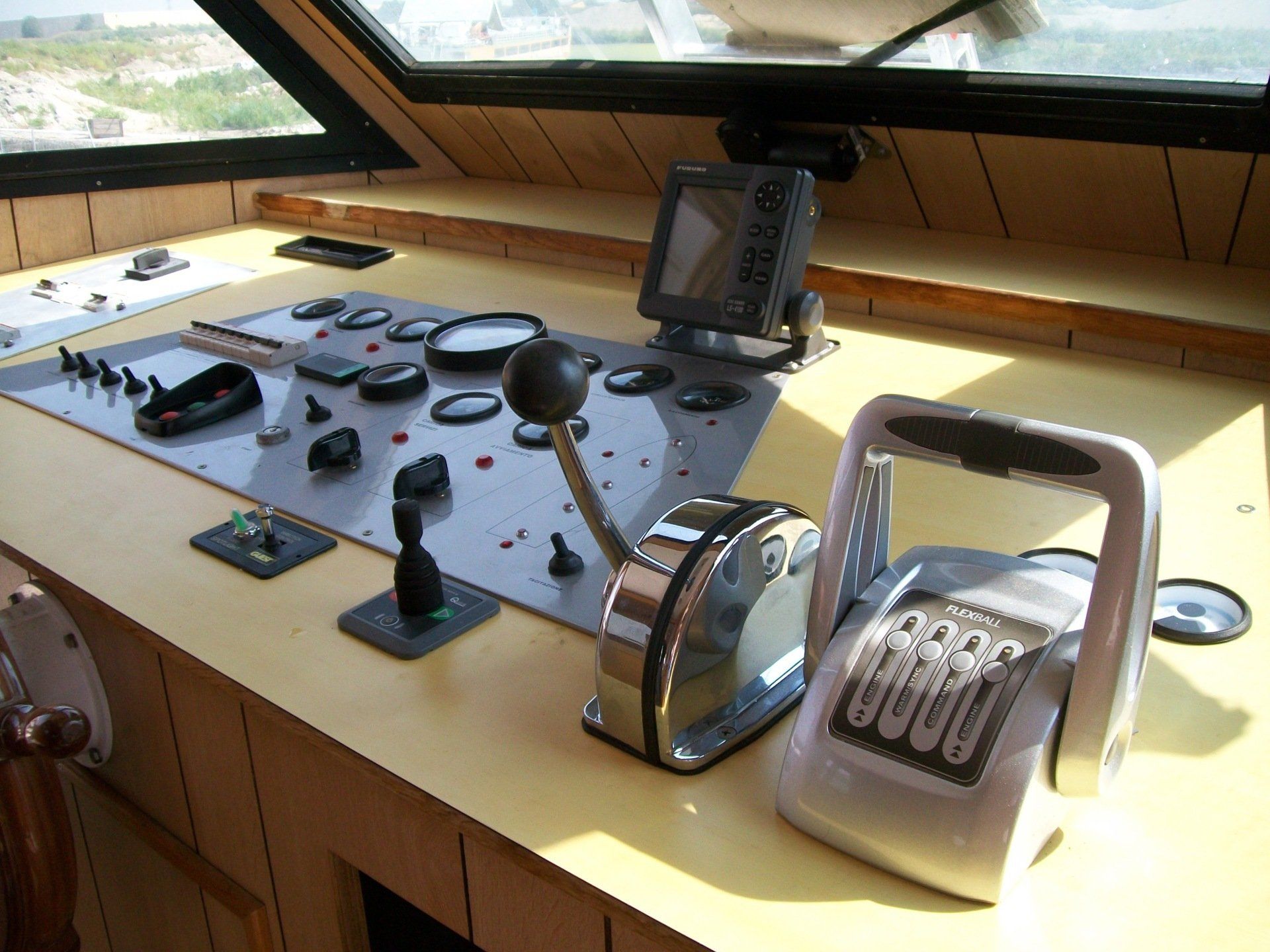 Pannello di controllo della cabina di pilotaggio con indicatori, interruttori e leve all'interno della cabina di pilotaggio di un piccolo aereo.