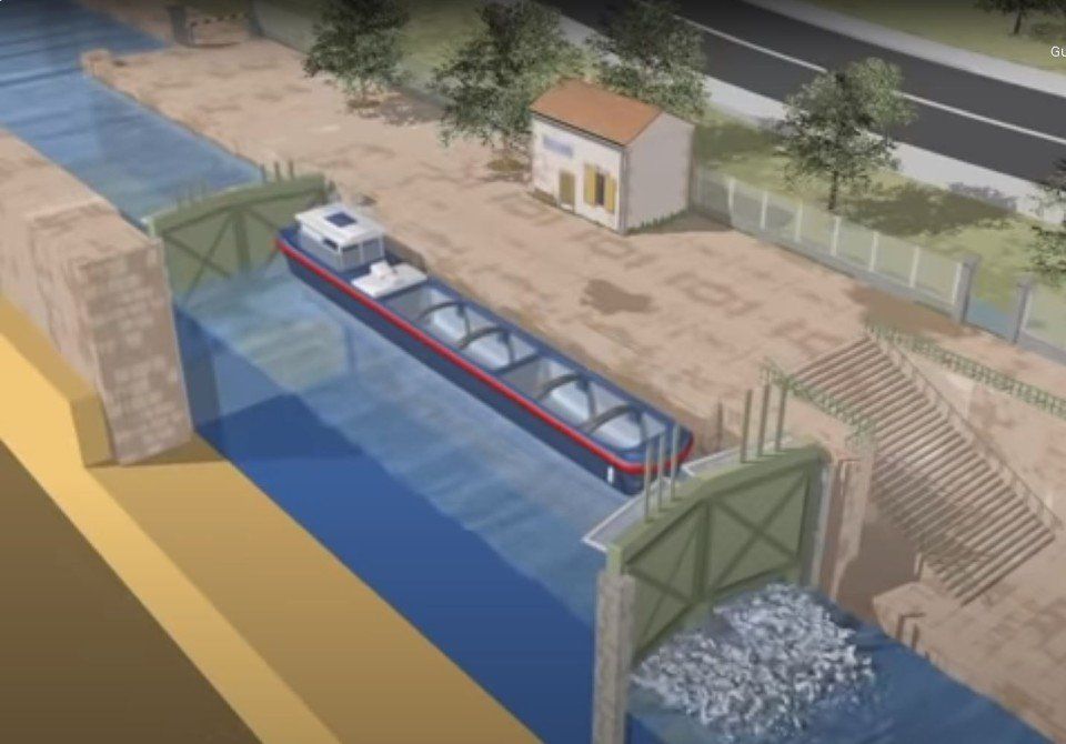 Chiusa del canale con una barca blu e bianca che passa attraverso dei cancelli verdi accanto a un piccolo edificio e a delle scale.