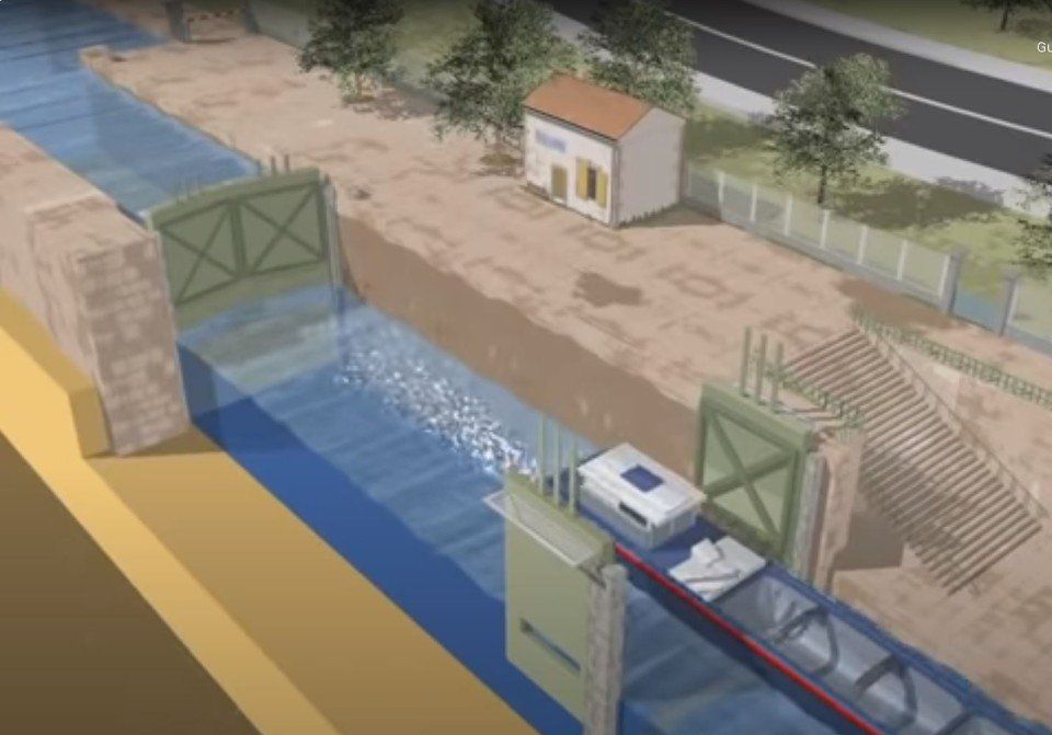Chiusa del canale con acqua blu, cancelli verdi, un piccolo edificio bianco e una barca che passa attraverso