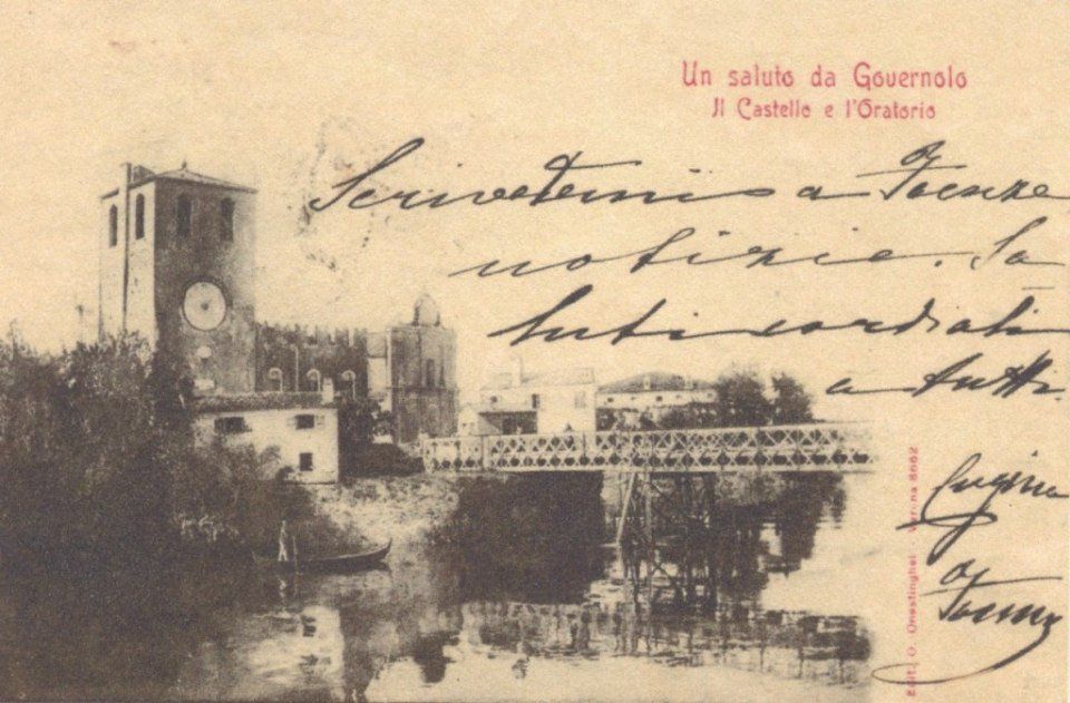 Cartolina in seppia raffigurante una chiesa e degli edifici in riva al fiume, con testo francese scritto a mano sovrapposto all'immagine.