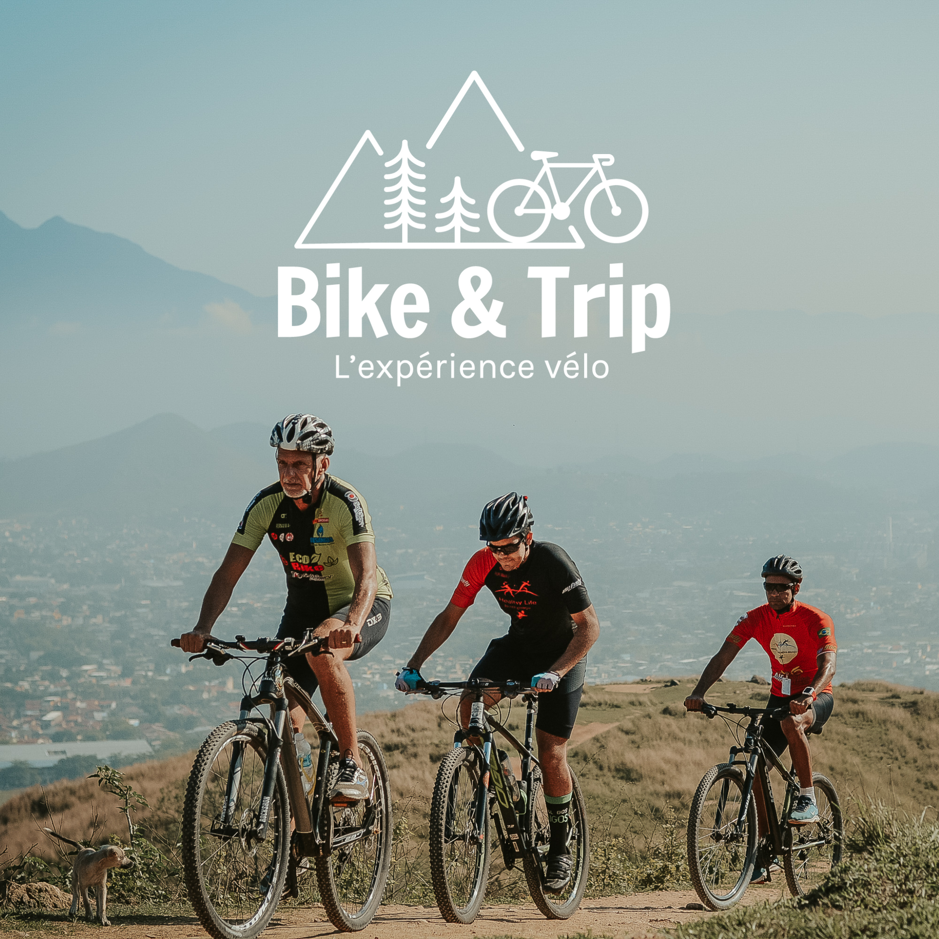 Un groupe de personnes font du vélo sur un chemin de terre.