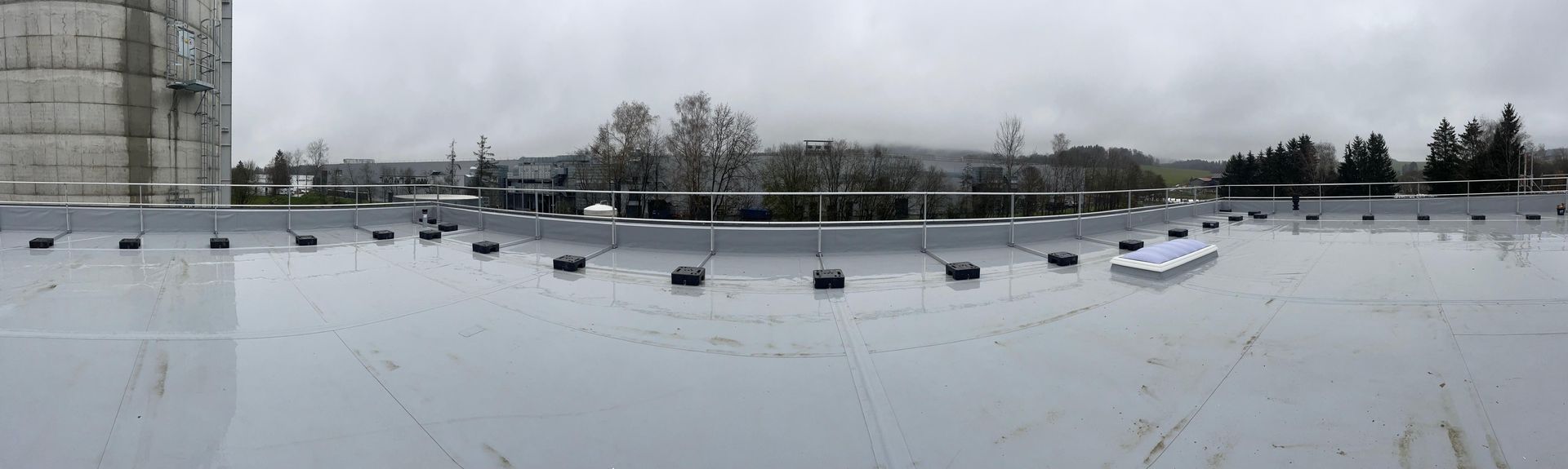 Ein Panoramablick auf einem Dach mit einem Gebäude im Hintergrund.