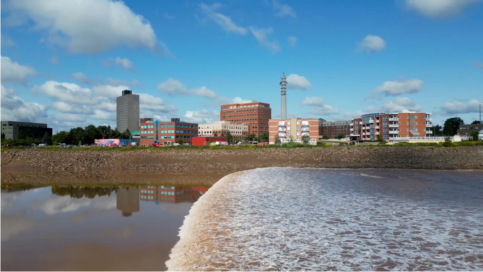 La rivière Petitcodiac avec la ville de Moncton en arrière plan.