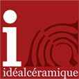 Un logo rouge et blanc pour une entreprise appelée ideal ceramique.