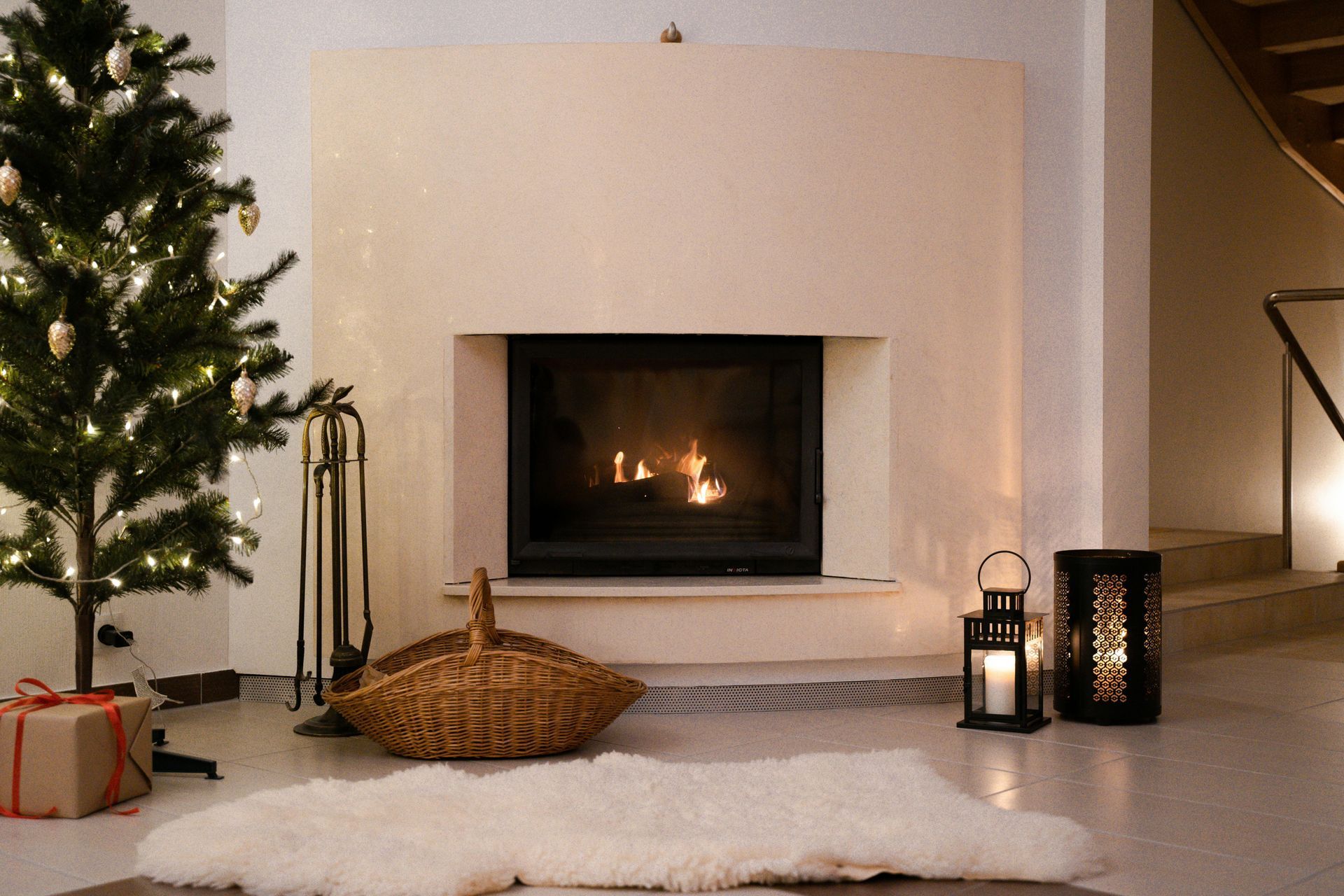 Un salon avec une cheminée et un sapin de Noël
