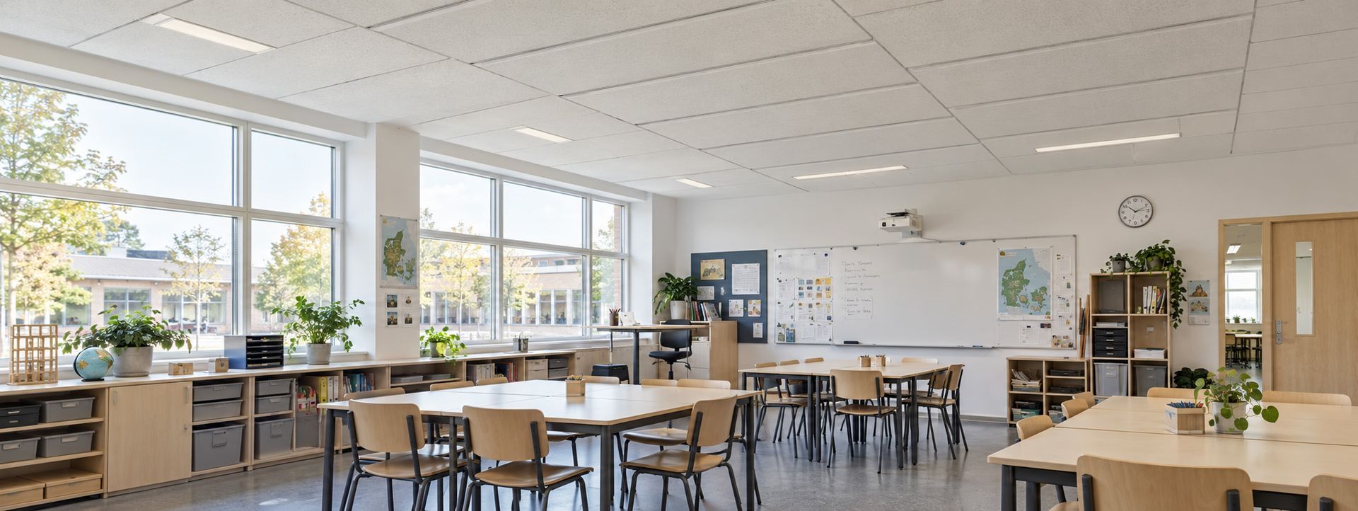 Aura akustikloft i skinnesystem til skoler og institutioner