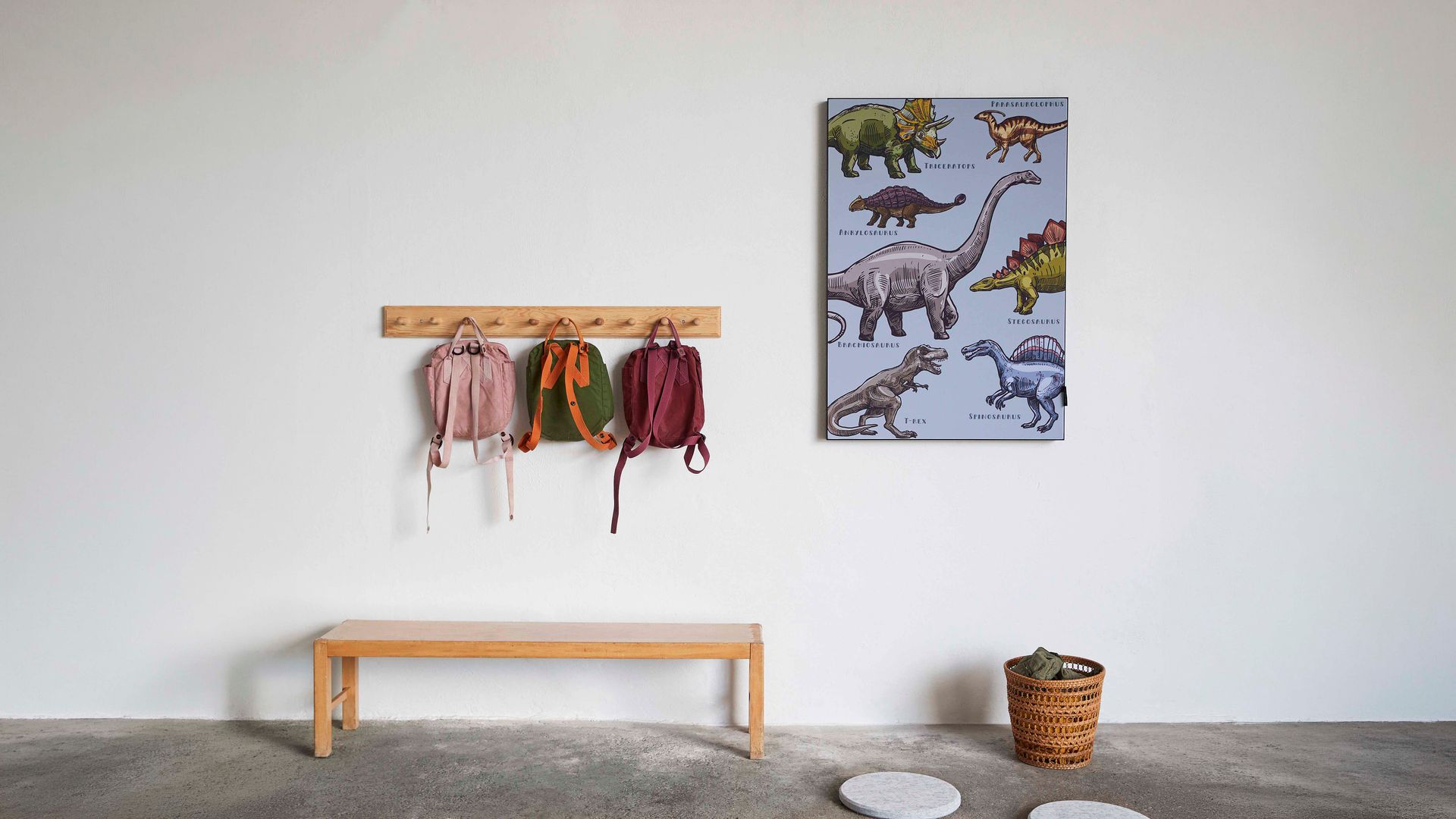 Lydabsorberende billede i børnemiljø med garderobe, tasker og plads til en roligere hverdag.