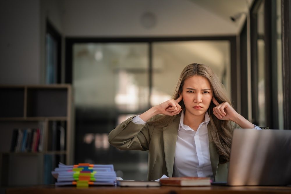 Støj på kontoret er skadeligt for din arbejdsgang. Dit arbejdsmiljø tager skade og din koncentration