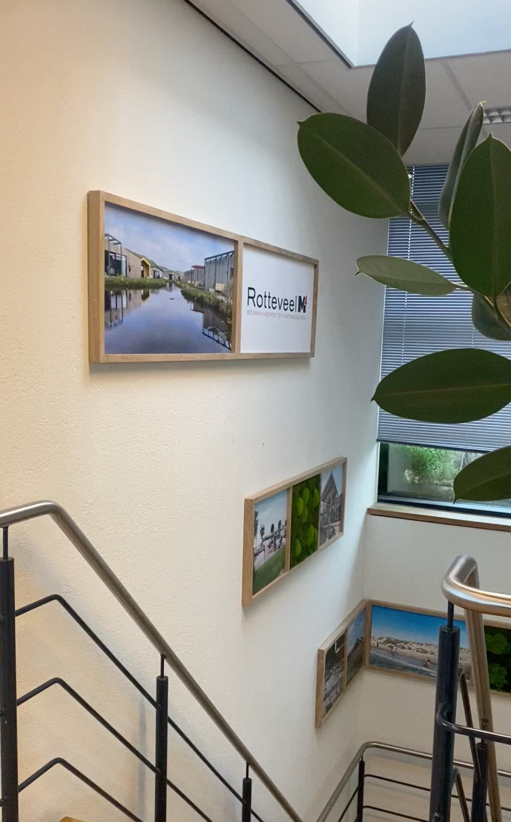 Interieur kantoor met fotolijsten