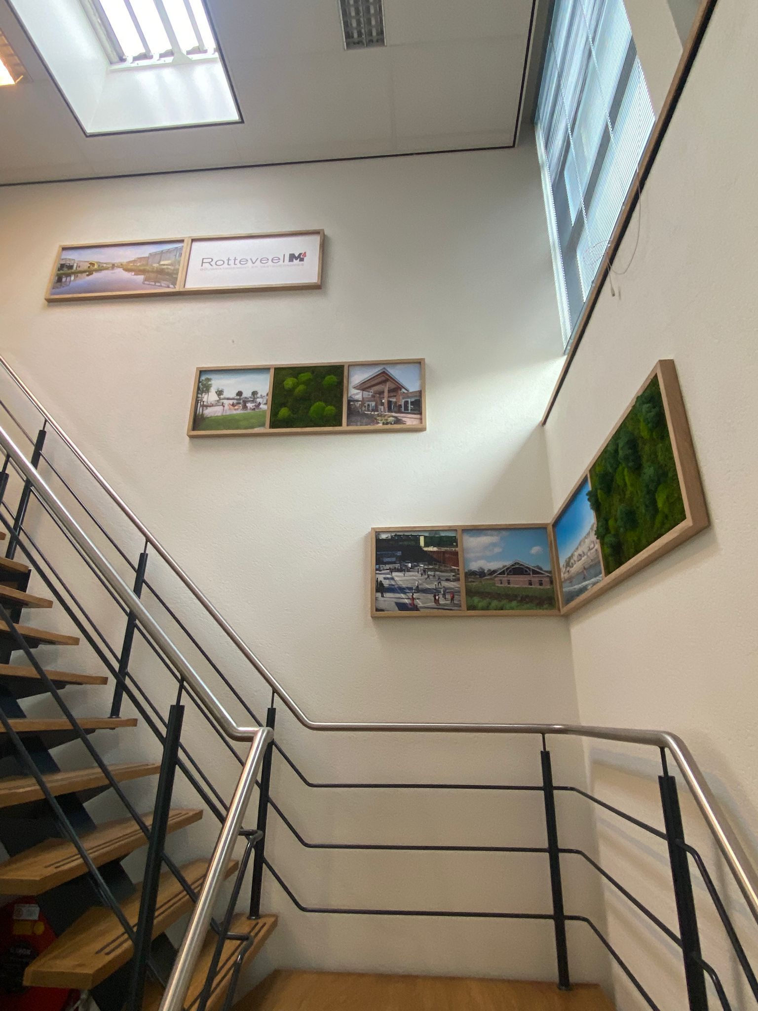 Interieur kantoor met fotolijsten