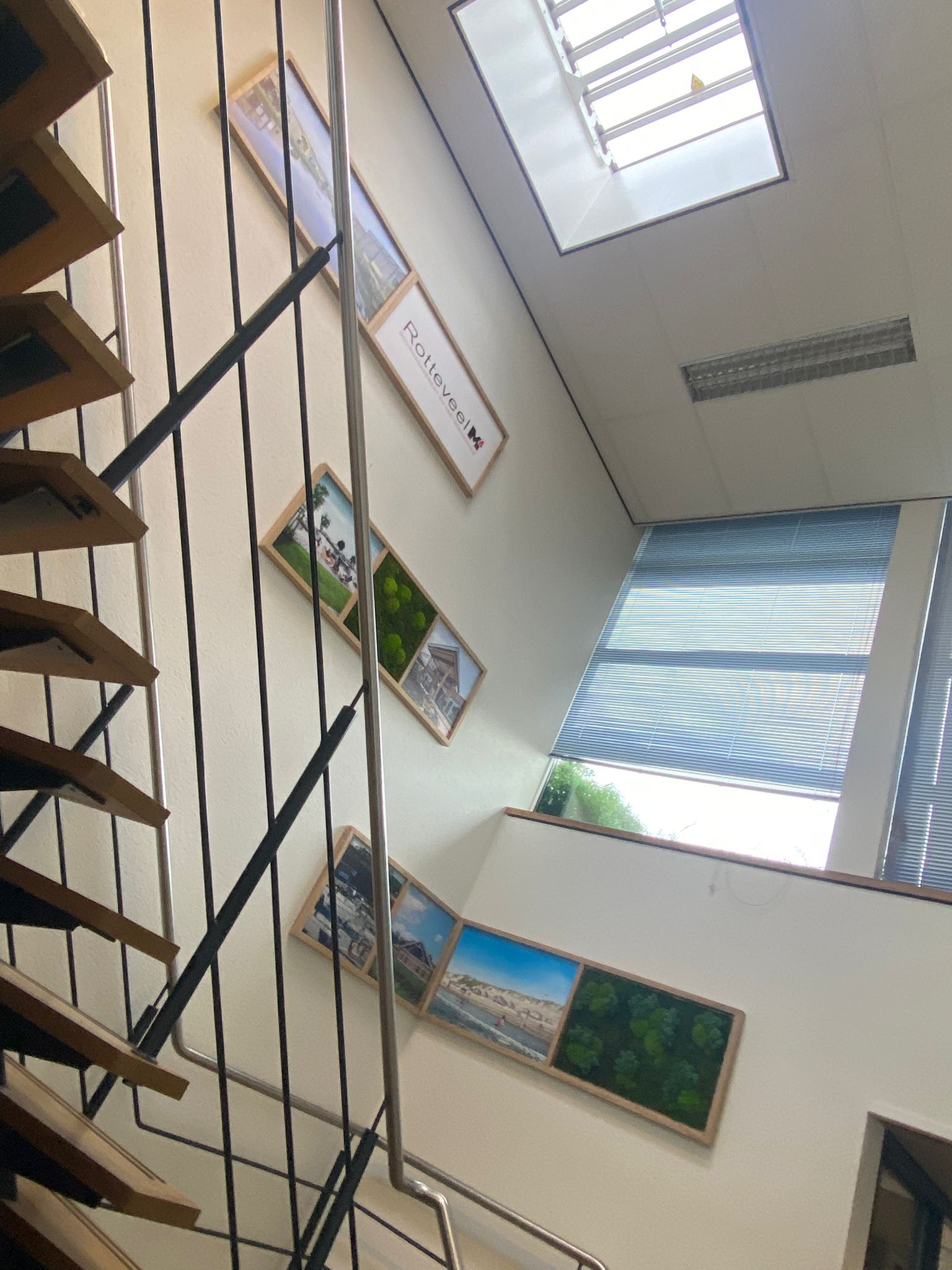 Interieur kantoor met fotolijsten