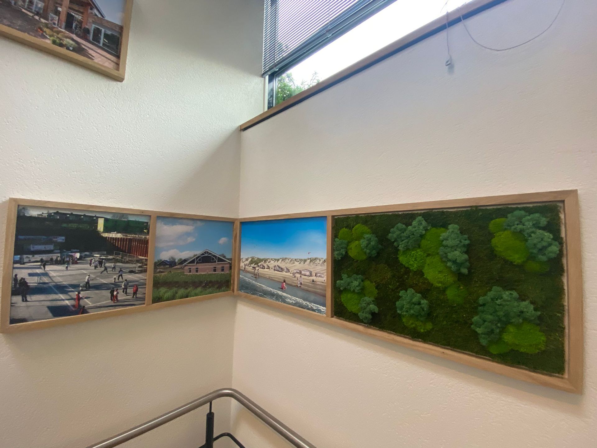 Interieur kantoor met fotolijsten