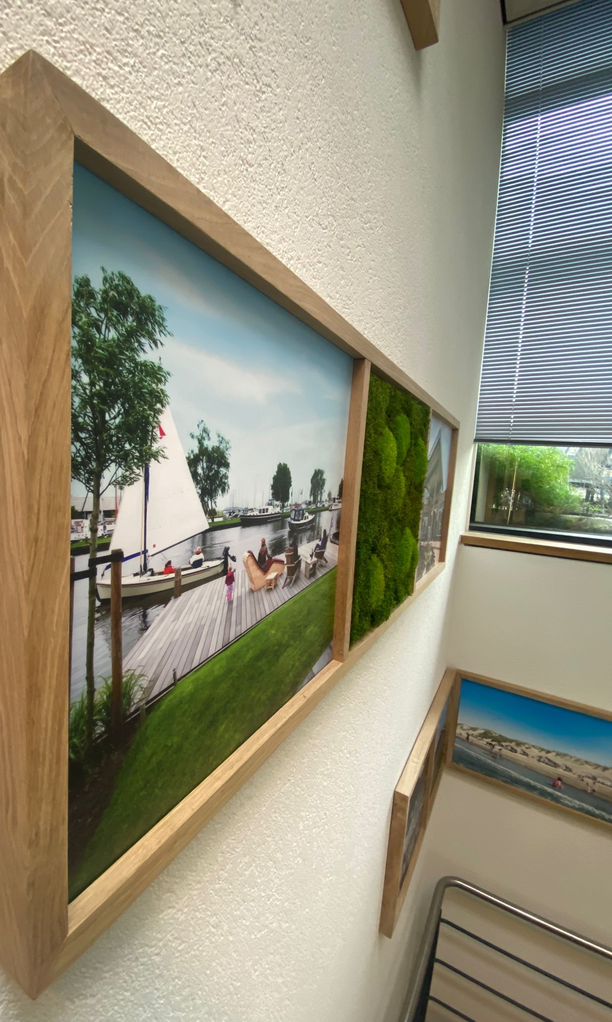 Interieur kantoor met fotolijsten
