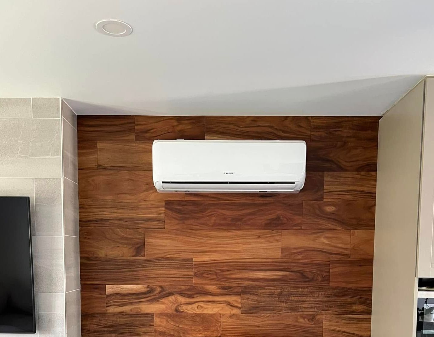 Un salon avec un mur en bois et une échelle devant.