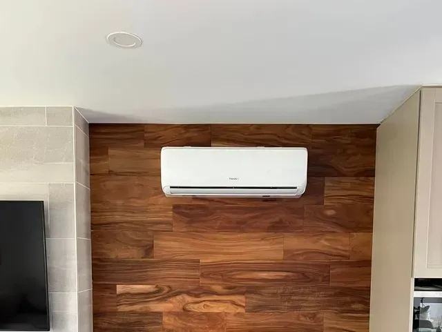 Un salon avec un mur en bois et une échelle devant.