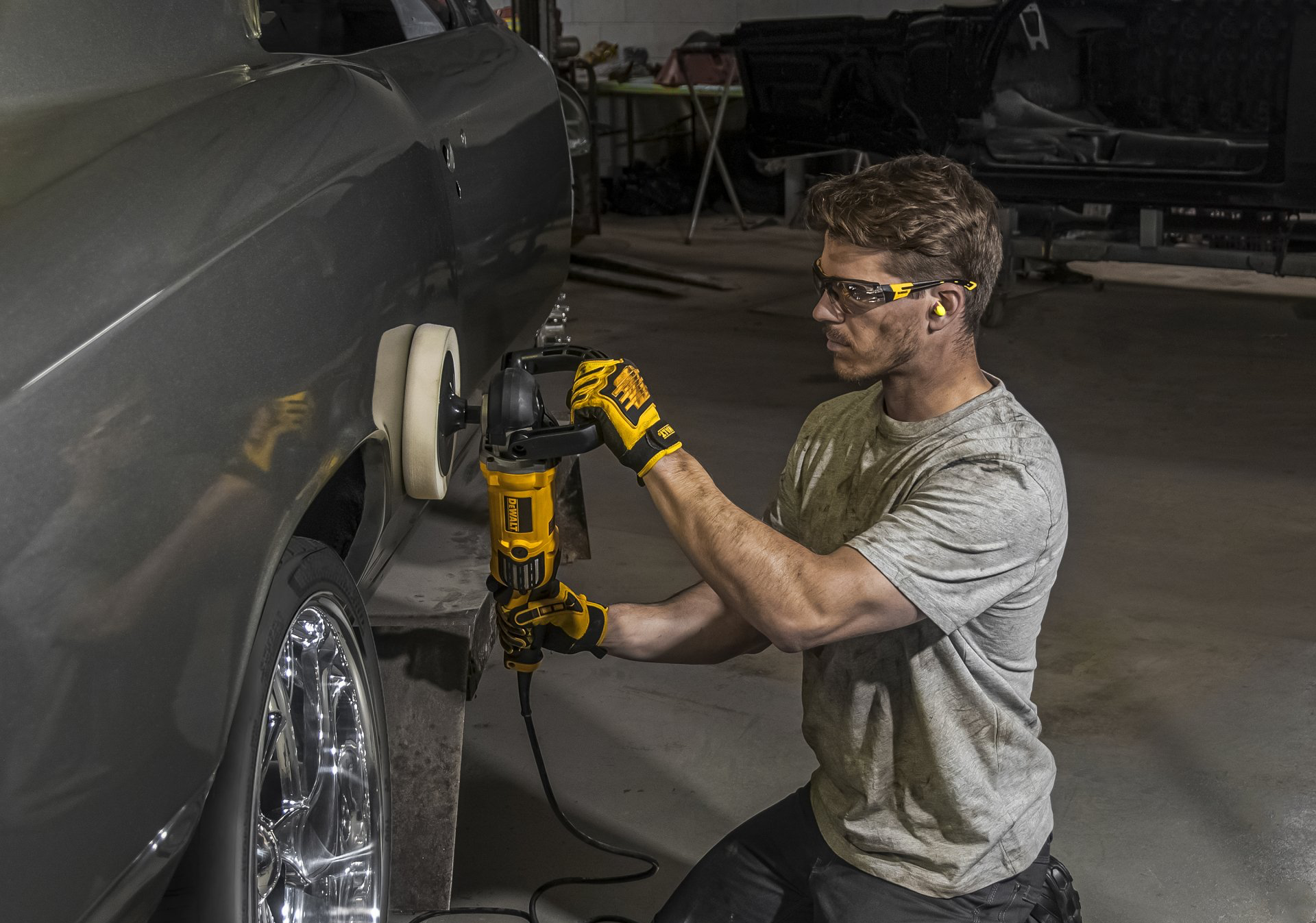 DeWALT buffer is shining a glossy car