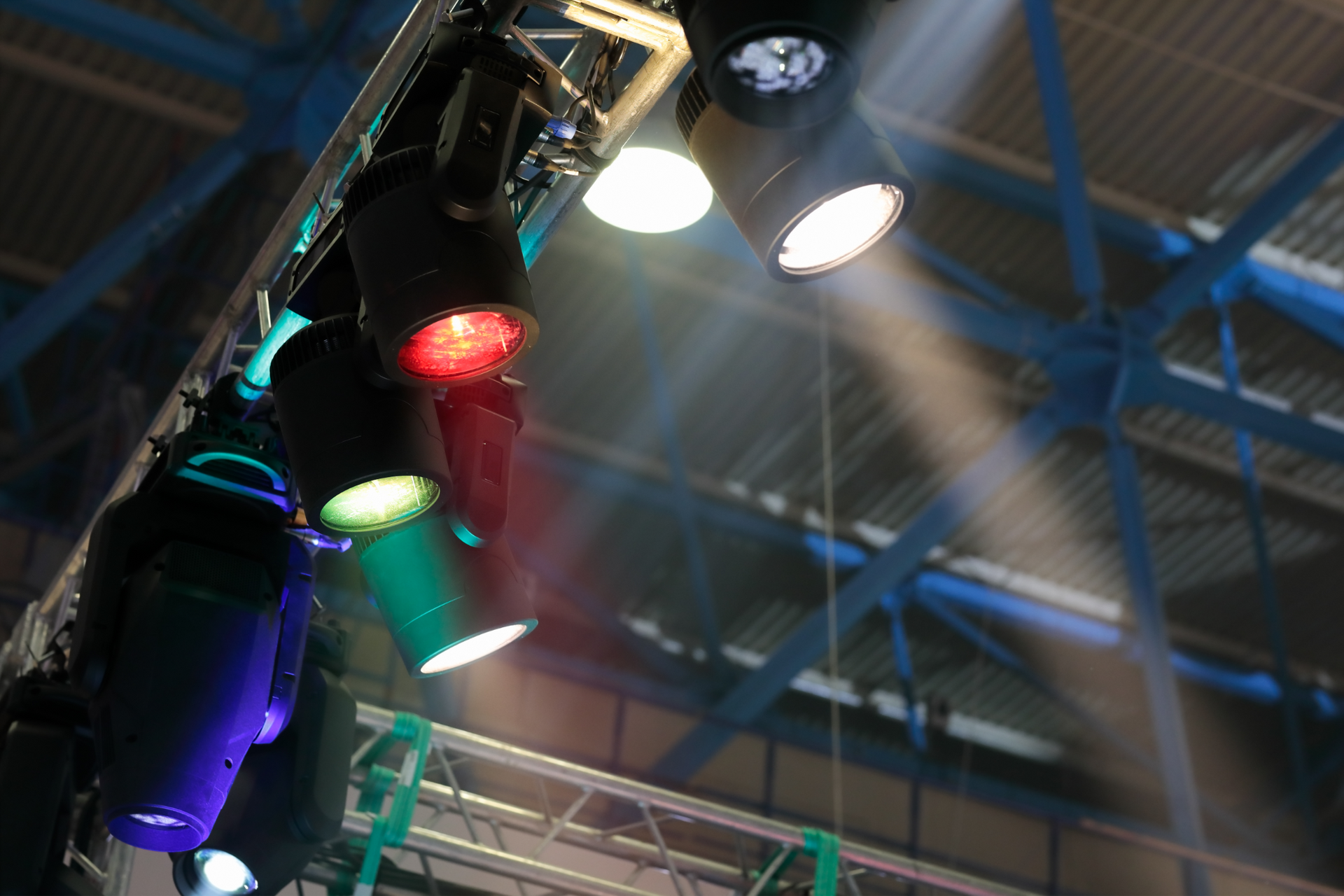 A bunch of lights are hanging from the ceiling of a building