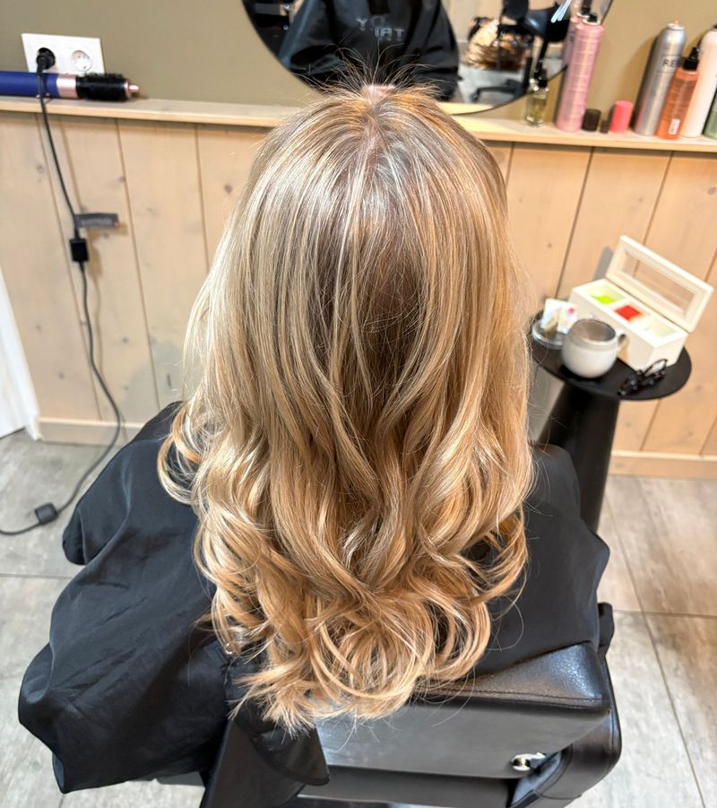 Warme blonde balayage met losse golven