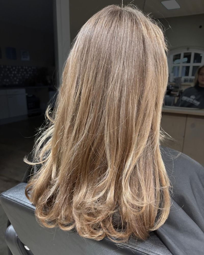 Lichtbruin haar met subtiele highlights