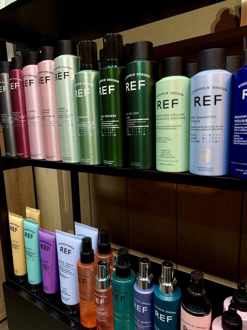 Schap met verzorgings- en stylingproducten van REF Stockholm in de studio.