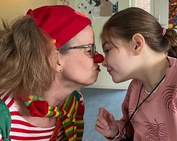 zorgclown Aagje, clown Aagje, zorgclown, neuzen tegen elkaar, clown, contactclown, contactclown Aagje, contact