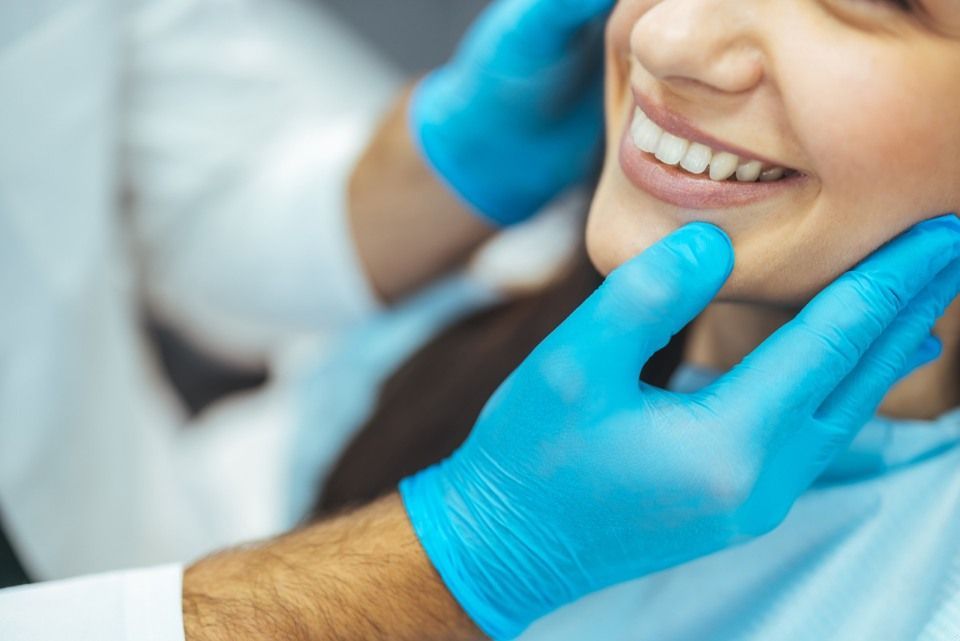 donna che sorride dal dentista