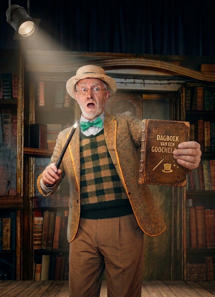 Een man in een tweedjasje en vlinderdas houdt een boek vast in een schemerige bibliotheek onder een spotlicht en kijkt verbaasd.