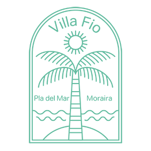 Het Villa Fio-logo met palmboom, zon, golven en de tekst 