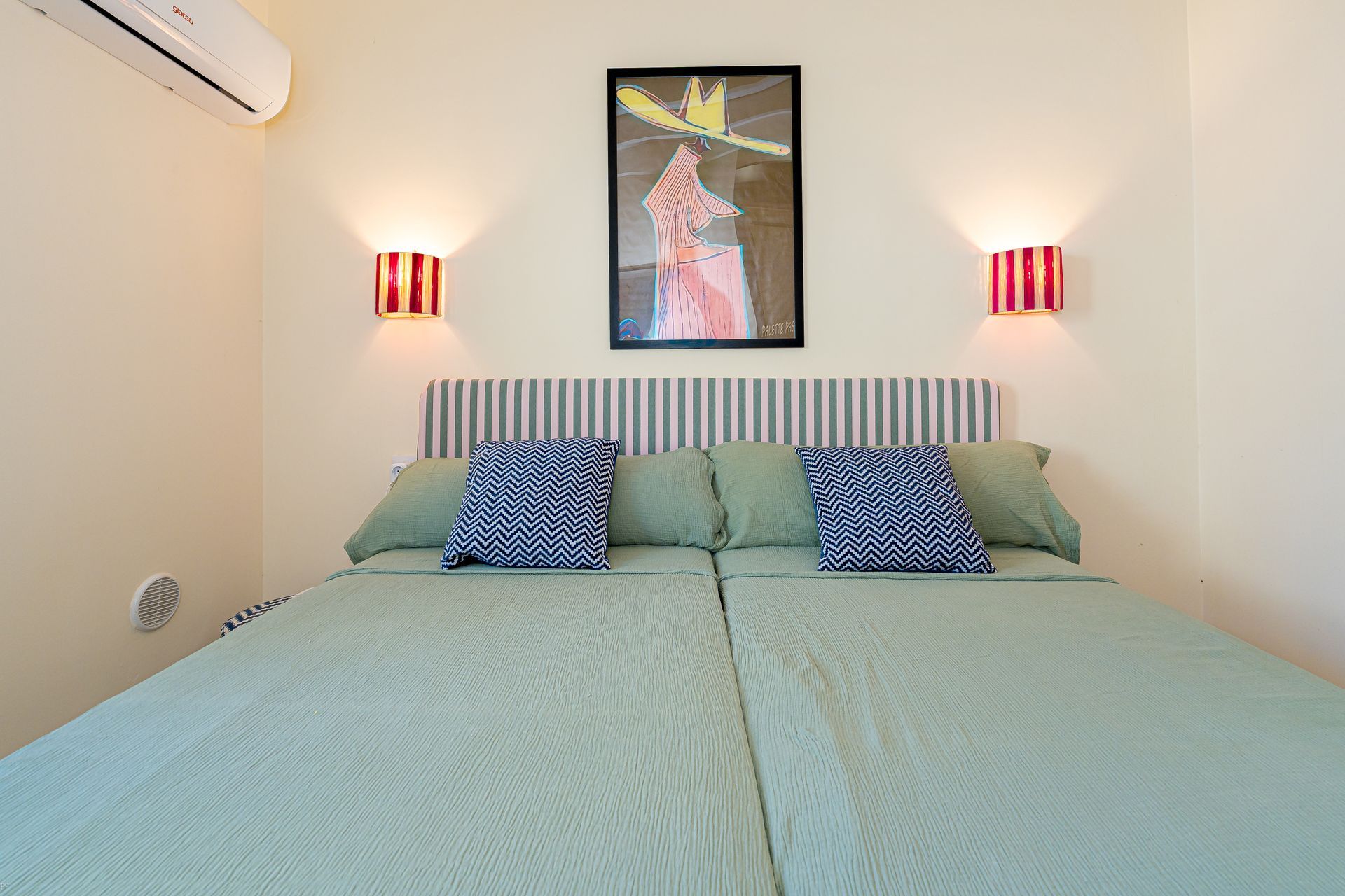 Vierde slaapkamer van Villa Fio met twee comfortabele bedden die samen of los gebruikt kunnen worden, ideaal voor stellen of kinderen.