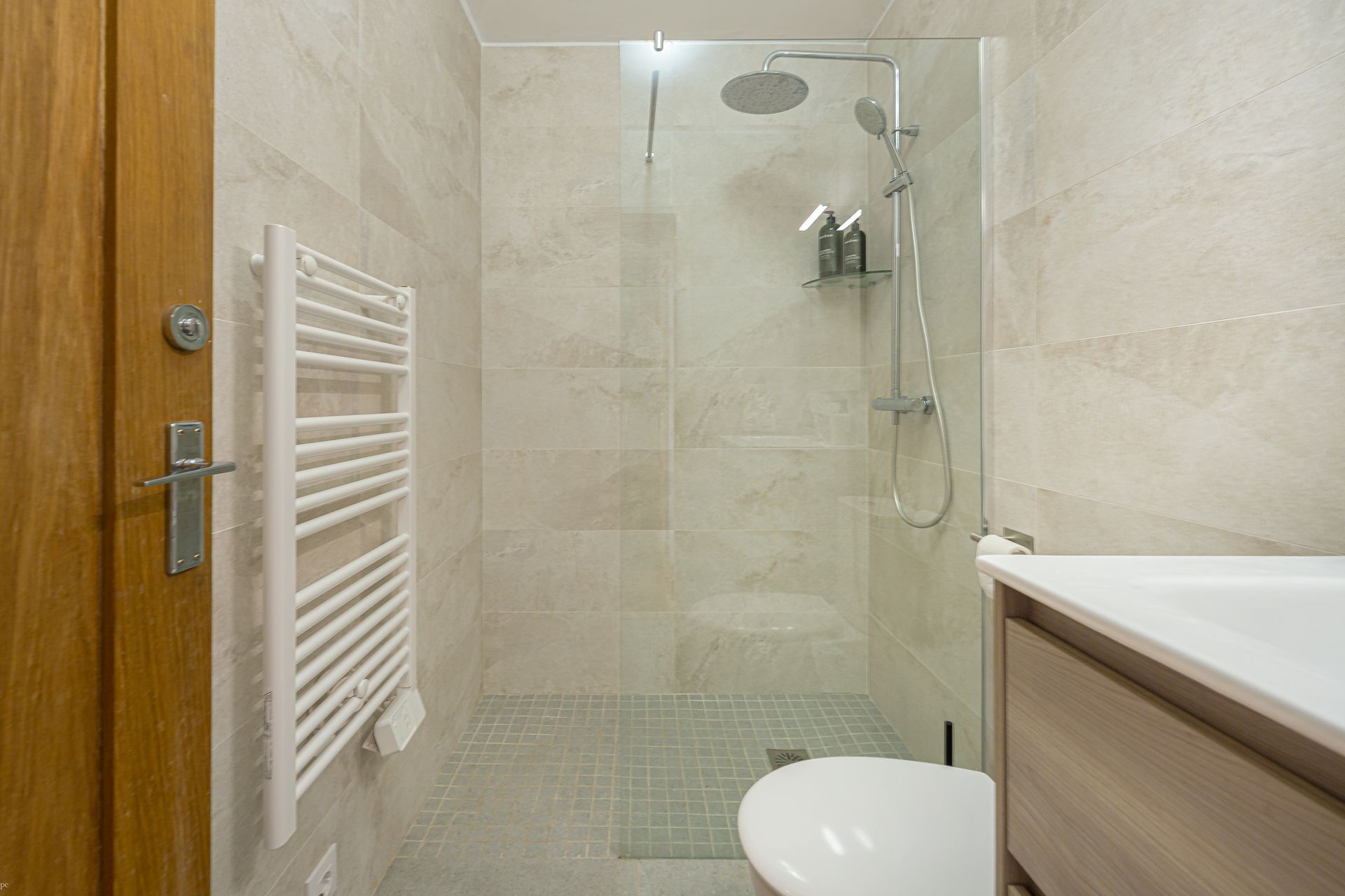 Moderne en-suite badkamer van Villa Fio met inloopdouche, wastafel en toilet.