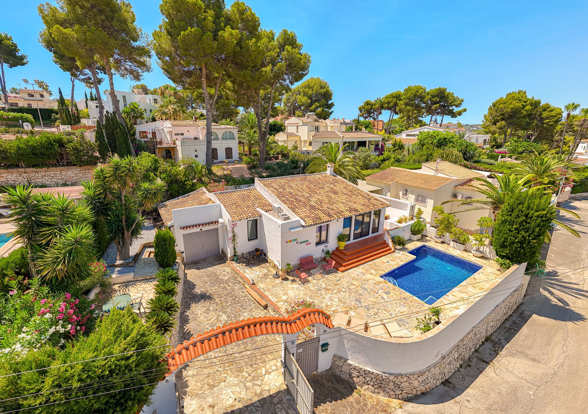 Luxe Villa Fio in Moraira met verwarmd zwembad en zonnig terras, op loopafstand van strand, haven en centrum.