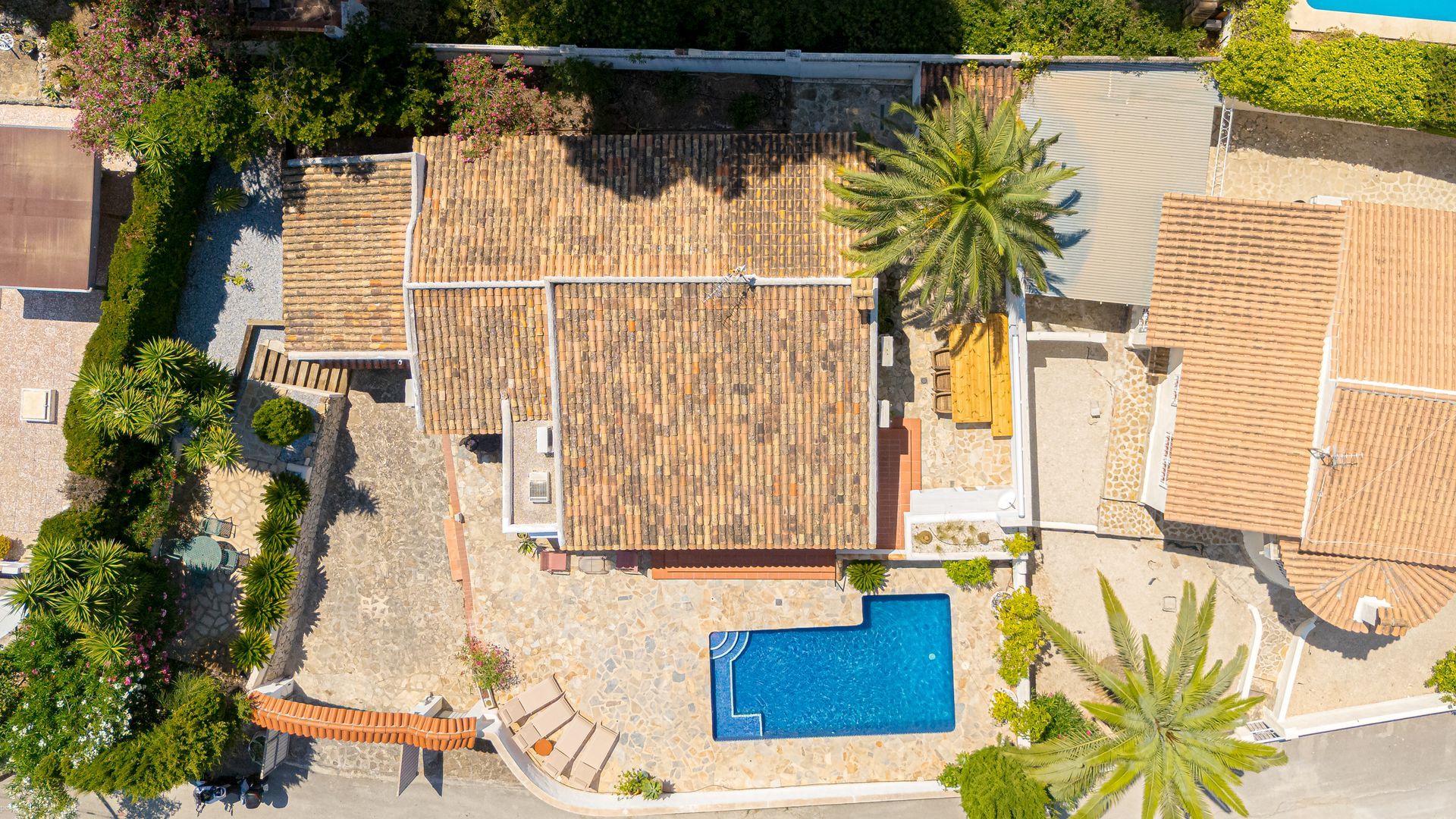 Villa Fio in Moraira vanuit de lucht met verwarmd privézwembad, ruime terrassen en tuin in de wijk Pla del Mar.
