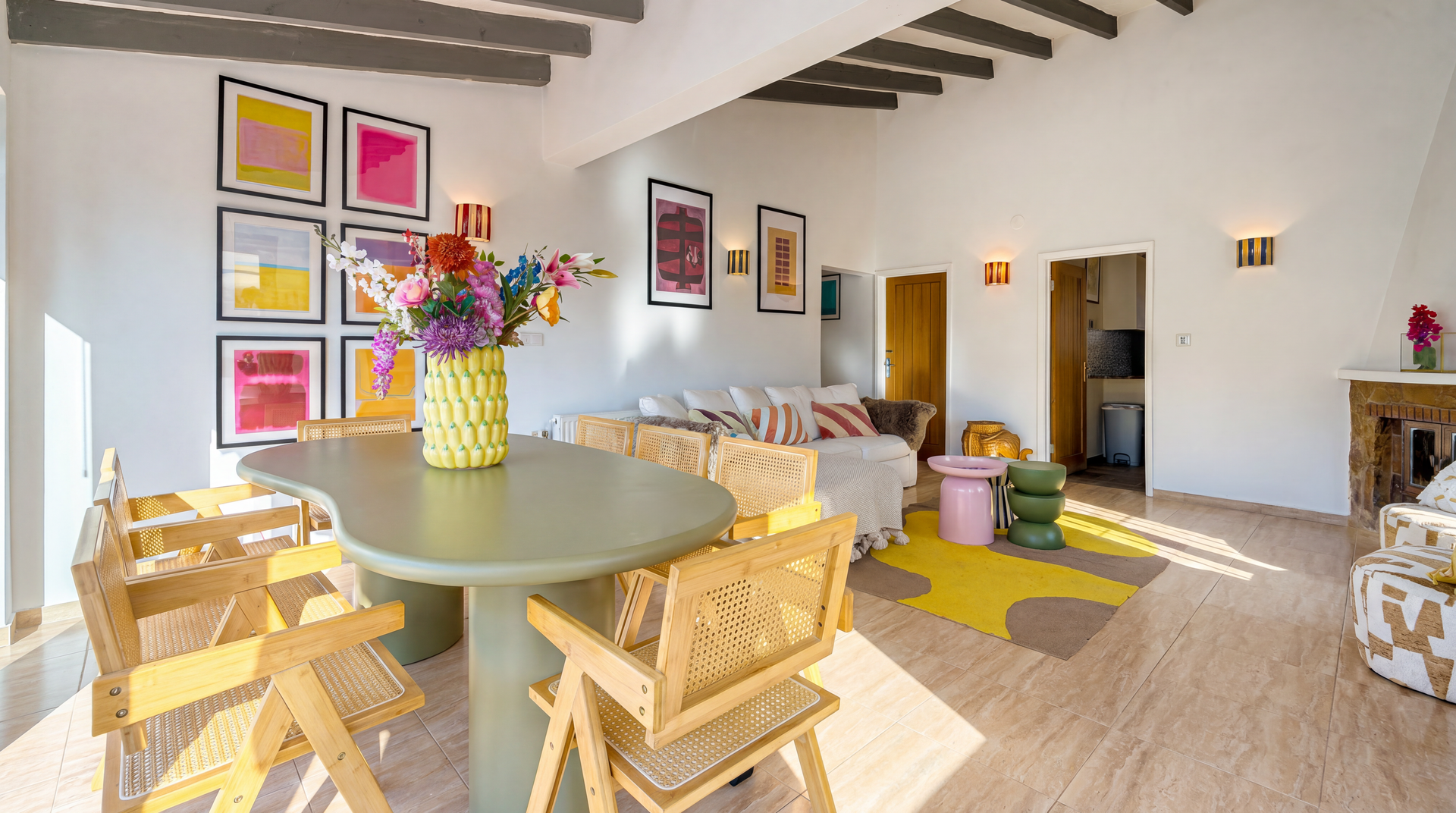 Ruime woonkamer van Villa Fio in Moraira met open eetkamer, hoog plafond en openslaande deuren naar het terras en verwarmde privézwembad.