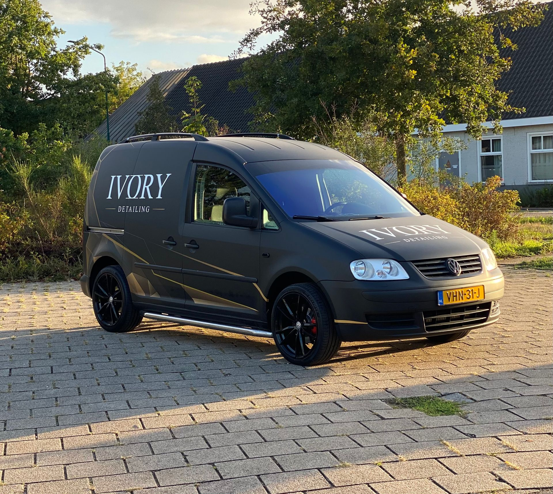 Zwarte Caddy met Ivory Detailing wrap erop.