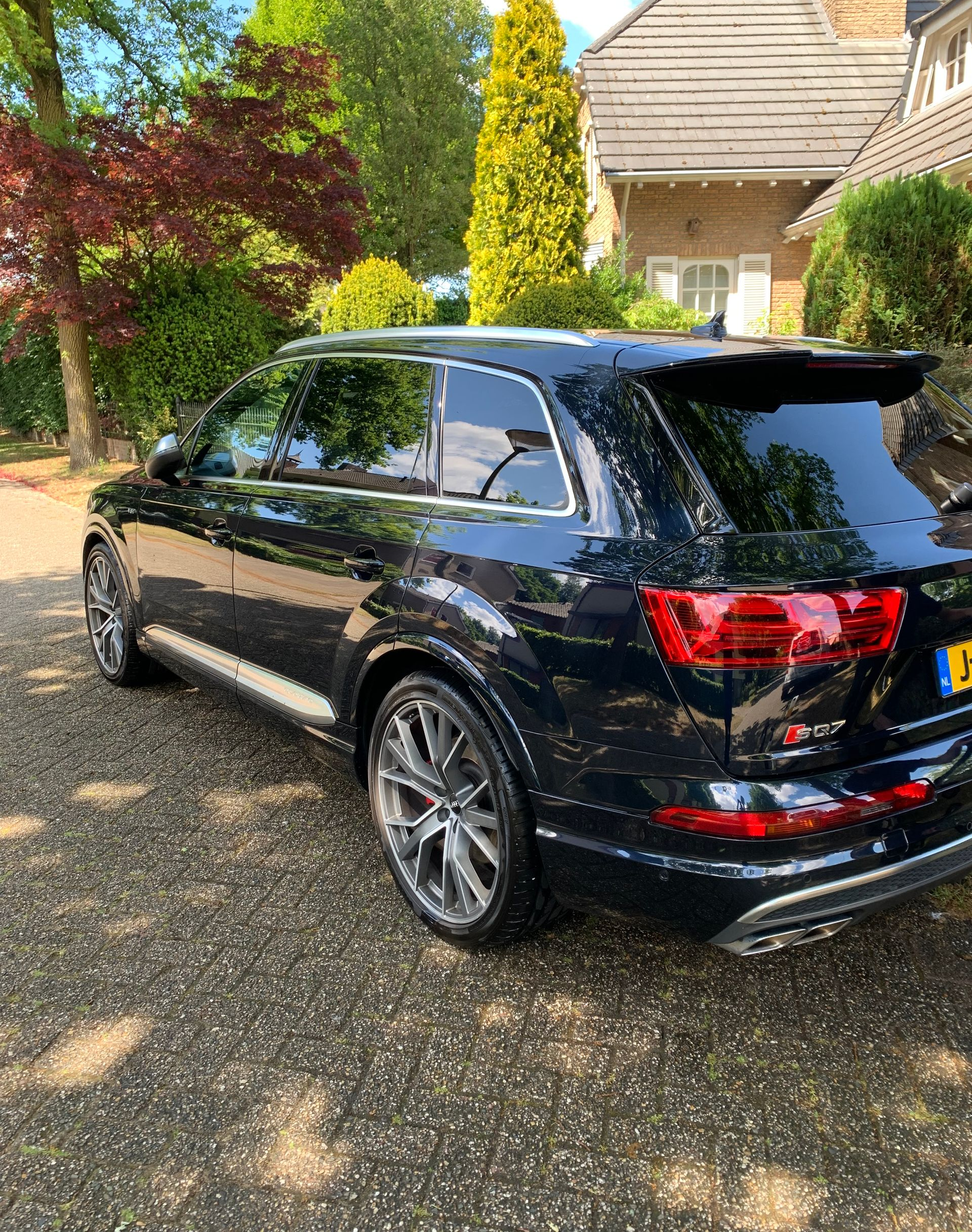 Een Audi SQ7 na een polijstbehandeling.