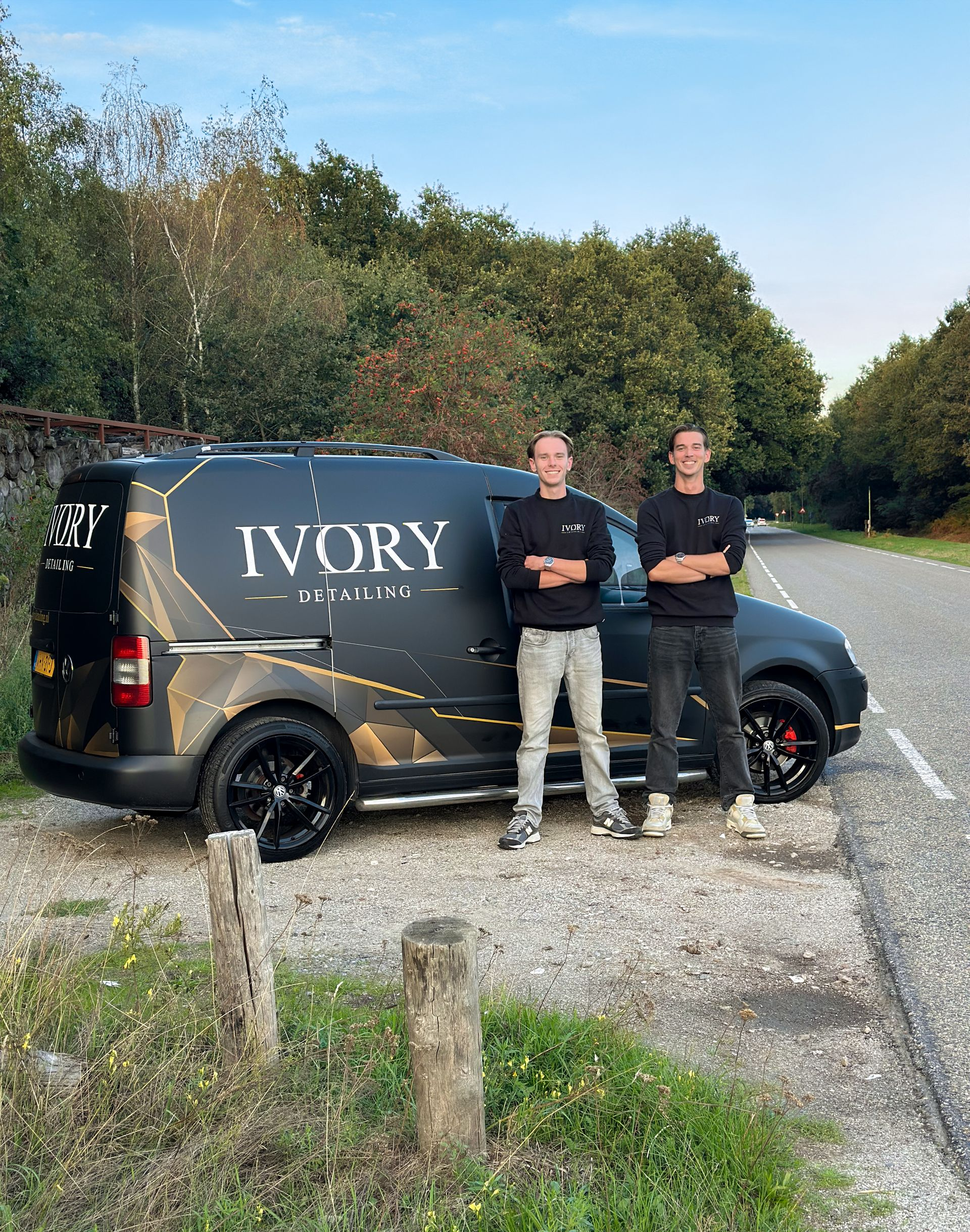 Thomas en Mees naast de detail Caddy van Ivory Detailing.