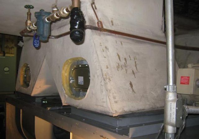 Une pièce avec beaucoup de tuyaux suspendus au plafond