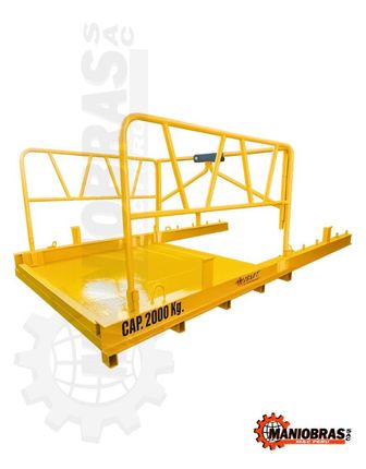 Plataforma de trabajo industrial amarilla con barandillas y una plataforma plana sobre un fondo blanco.