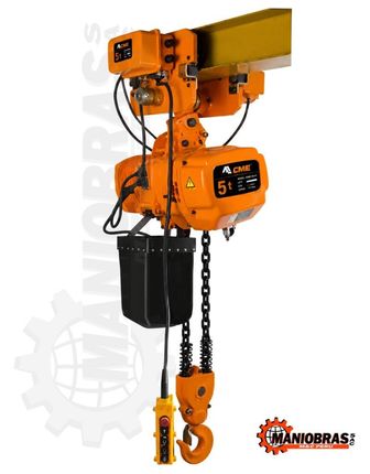 Polipasto de cadena naranja con bloque de cadena negro y gancho amarillo colgando de una viga de acero.
