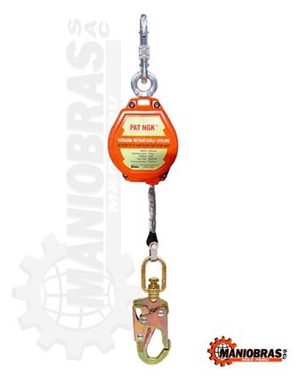 Polipasto industrial naranja con gancho y cadena de metal, aislado sobre fondo blanco.
