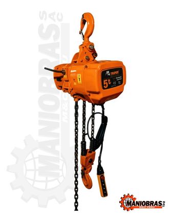 Polipasto de cadena naranja con cadena colgante y gancho, aislado sobre fondo blanco.