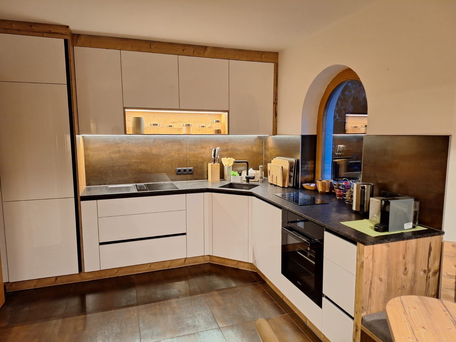 Moderne Küche mit weißen Schränken, Holzelementen