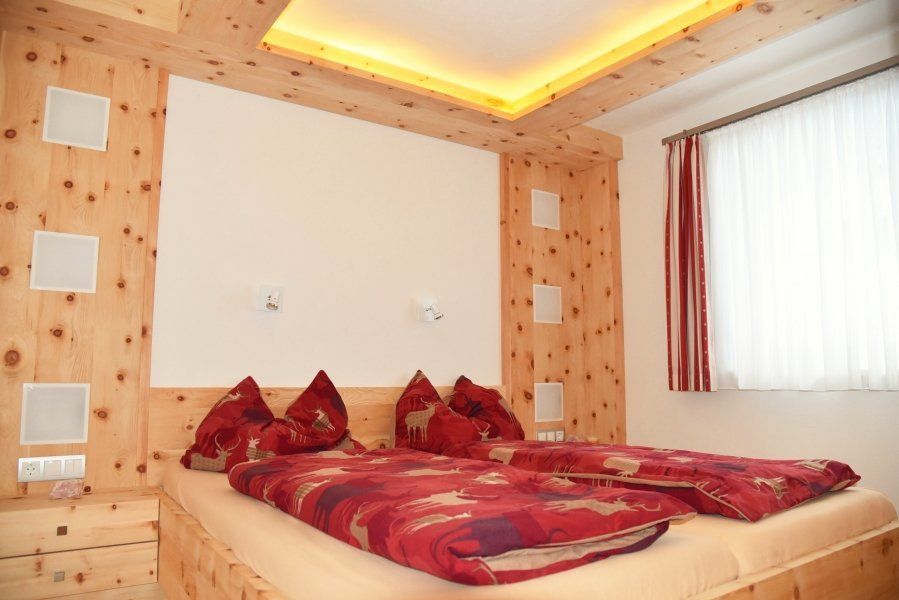 Ein gemütliches Schlafzimmer mit holzgetäfelten Wänden