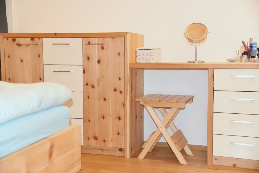 Ein Schminktischbereich im Schlafzimmer