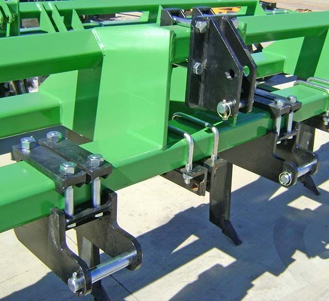 A green and black machine is sitting on the ground