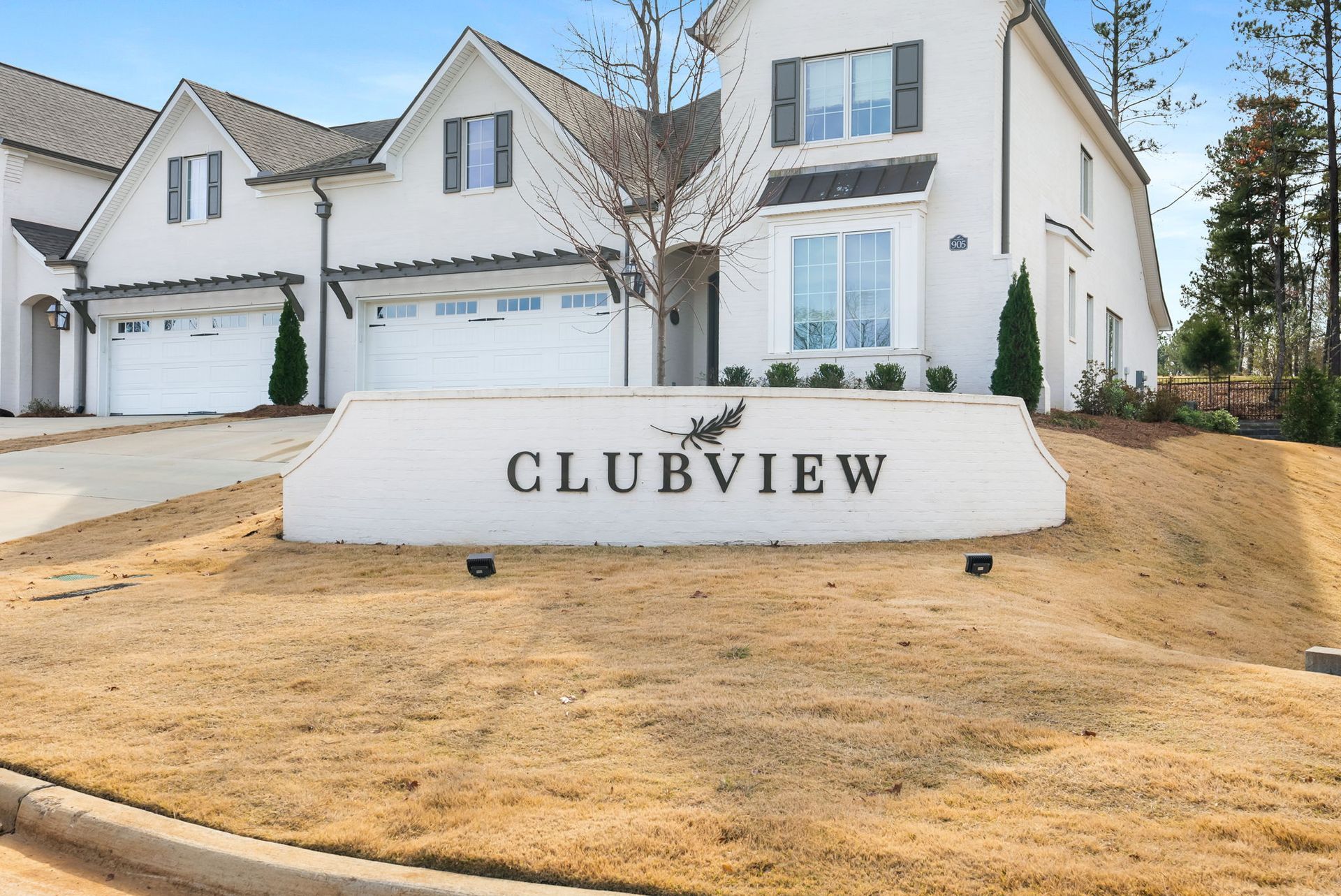A white house with a sign in front of it that says clubview