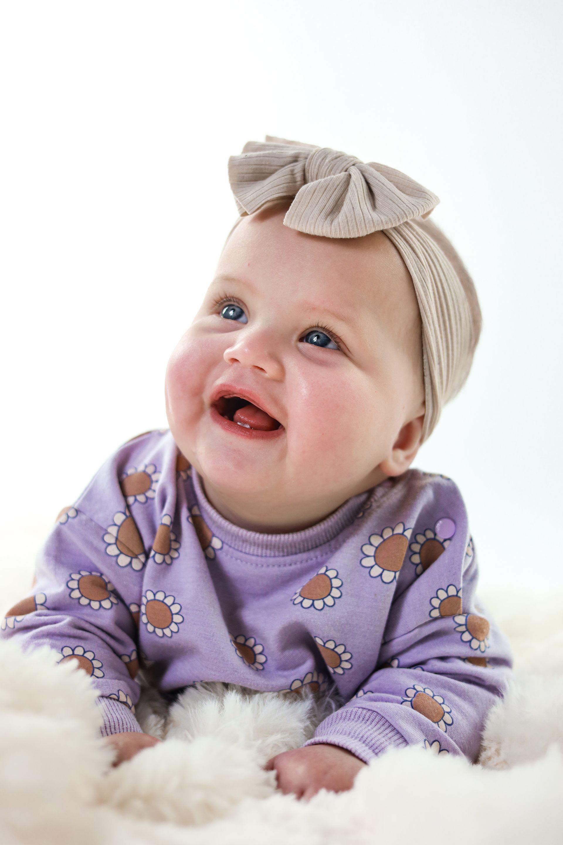 Een lachende baby.  Kinderfotograaf Zuid Holland. Professioneel kinderfotograaf Zuidland. Kinderfotografie.