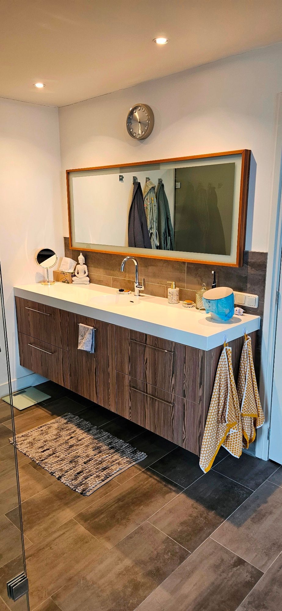 Slaapkamer met geïntegreerde luxe badkamer
