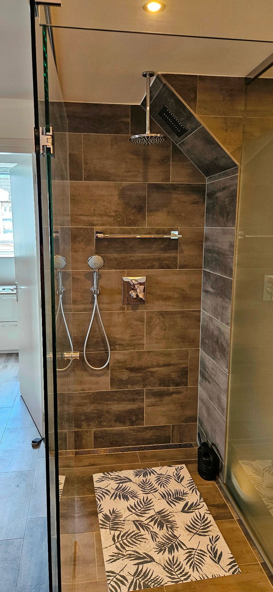 Slaapkamer met geïntegreerde luxe badkamer